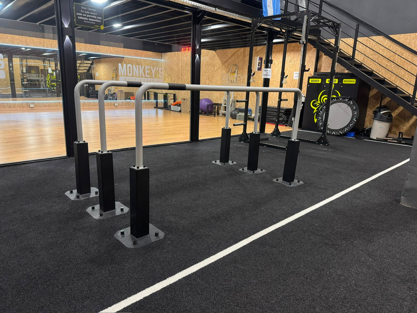 Paralelas altas y rack de barras del parque dentro del gimnasio
