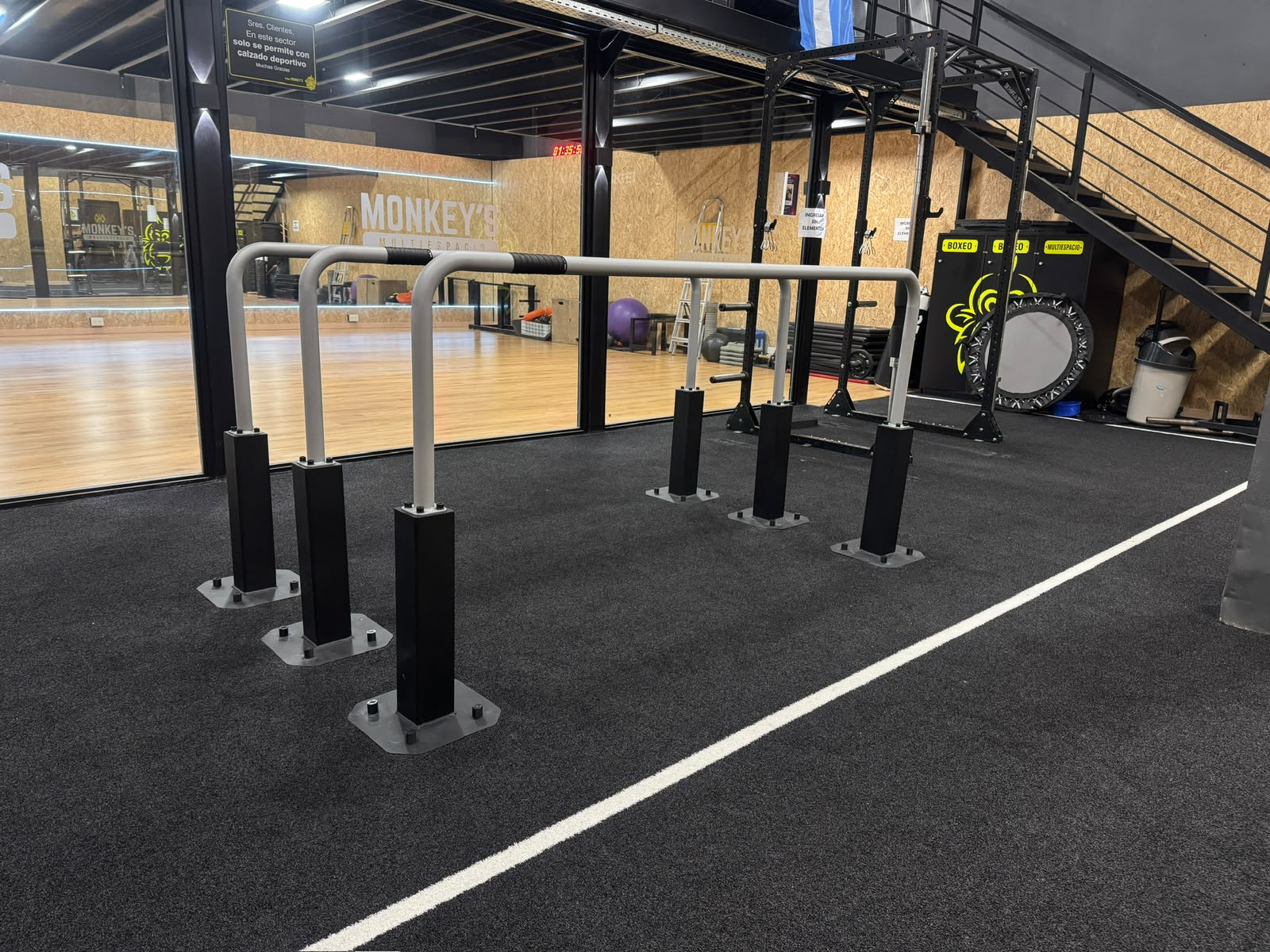 Paralelas altas y rack de barras del parque dentro del gimnasio